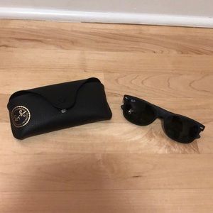 Rayban Wayfarer in Flat Black (Men’s)